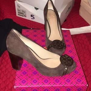 Chocolate brown Tory Burch logo pumps